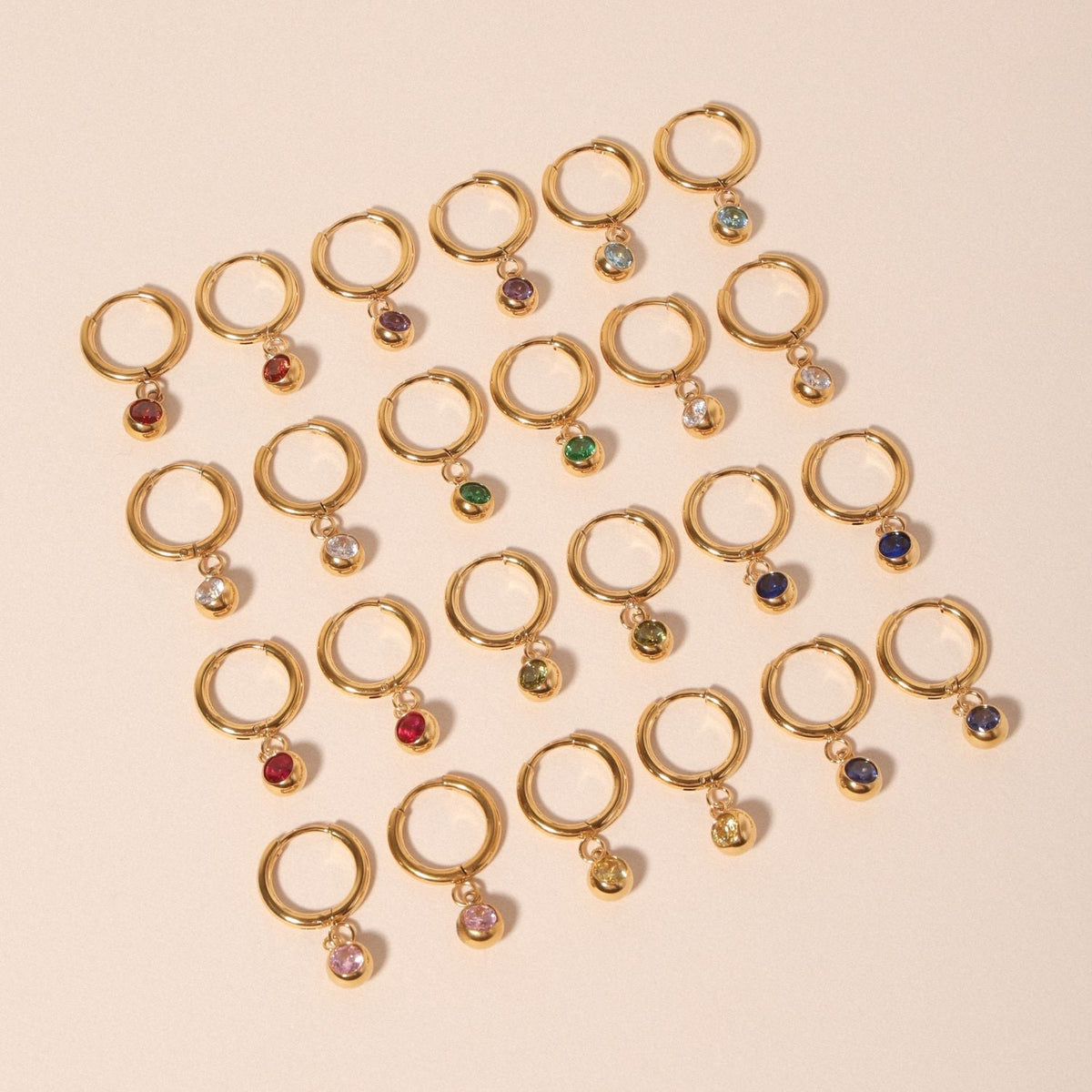 Aros con dije de piedra de nacimiento