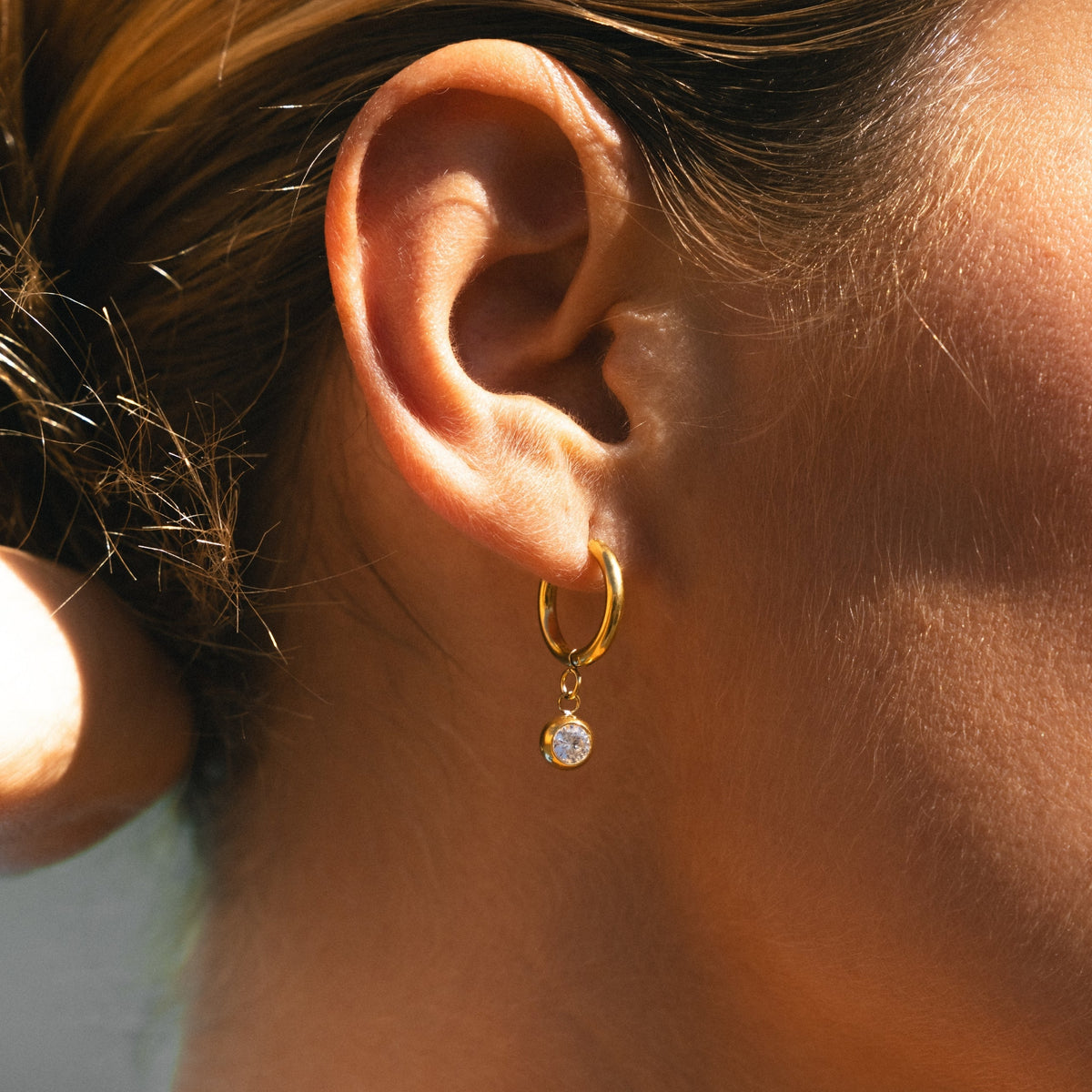 Aros con dije de piedra de nacimiento