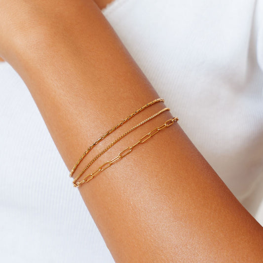 Pulsera dorada de capas